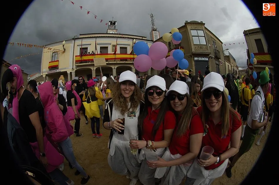 Foto 2 - Ampl&iacute;sima participaci&oacute;n en el desfile de pe&ntilde;as, que tuvo hueco para la reivindicaci&oacute;n feminista ...