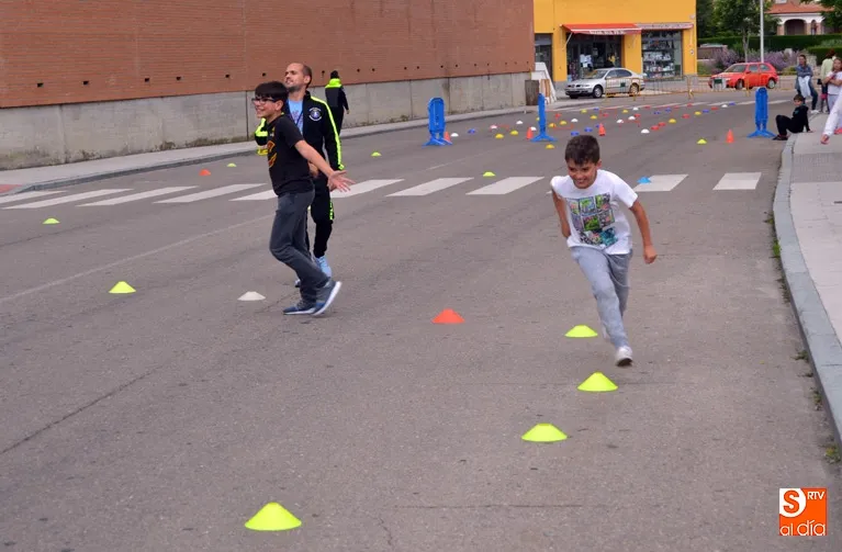 Foto 5 - Decenas de ni&ntilde;os participan en la fiesta fin de curso de las Escuelas Deportivas municipales