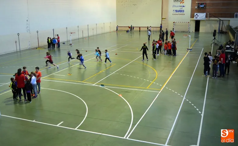 Foto 3 - Decenas de ni&ntilde;os participan en la fiesta fin de curso de las Escuelas Deportivas municipales