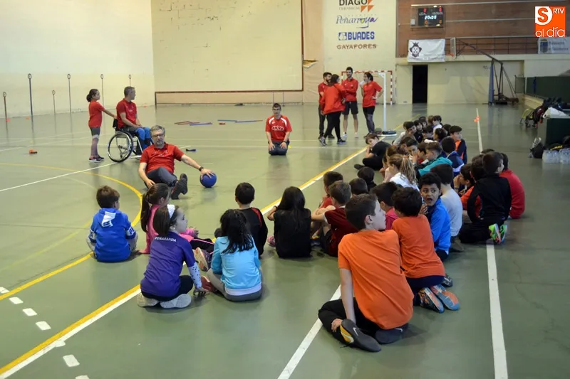 Foto 2 - Decenas de ni&ntilde;os participan en la fiesta fin de curso de las Escuelas Deportivas municipales