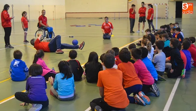 Decenas de niños participaban este viernes en la fiesta fin de curso de las Escuelas Deportivas