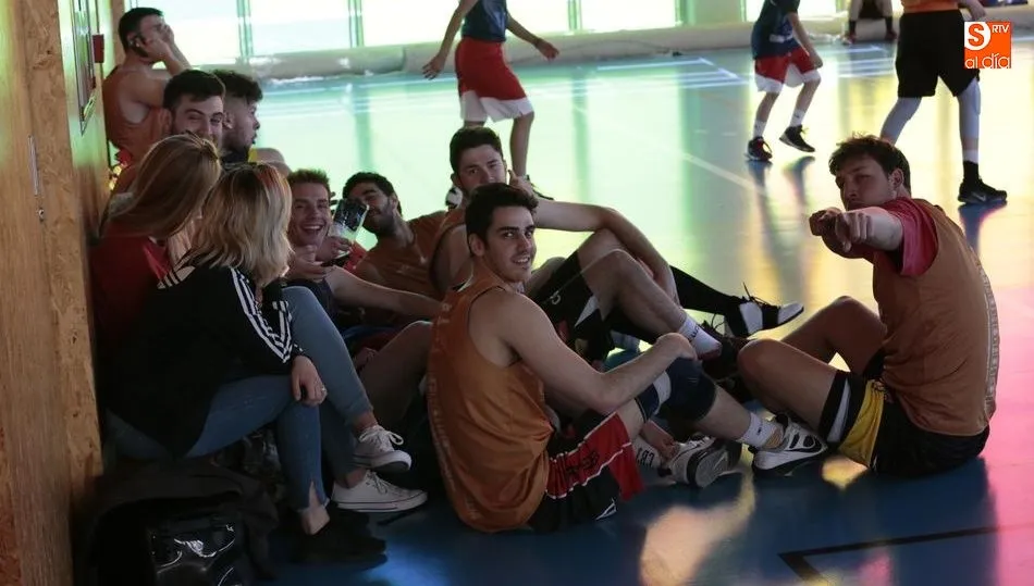 Un grupo de jóvenes espera su turno acompañado de sus amigos. Fotos: Alejandro López