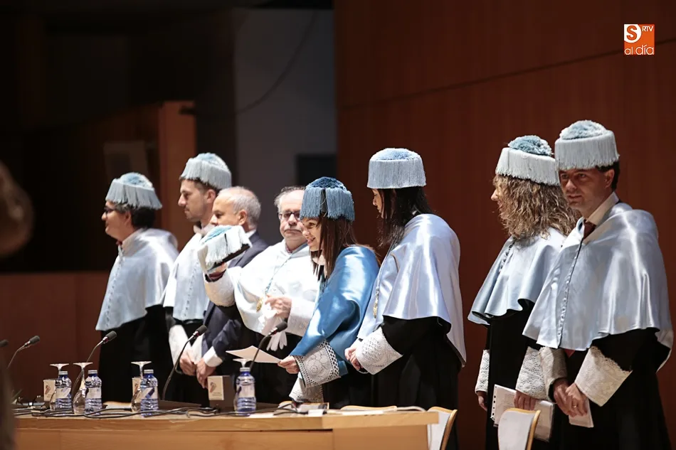 Foto 9 - Imposici&oacute;n de becas a los alumnos de Educaci&oacute;n