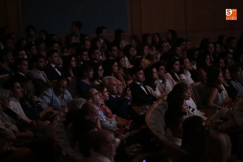 Foto 6 - Imposici&oacute;n de becas a los alumnos de Educaci&oacute;n