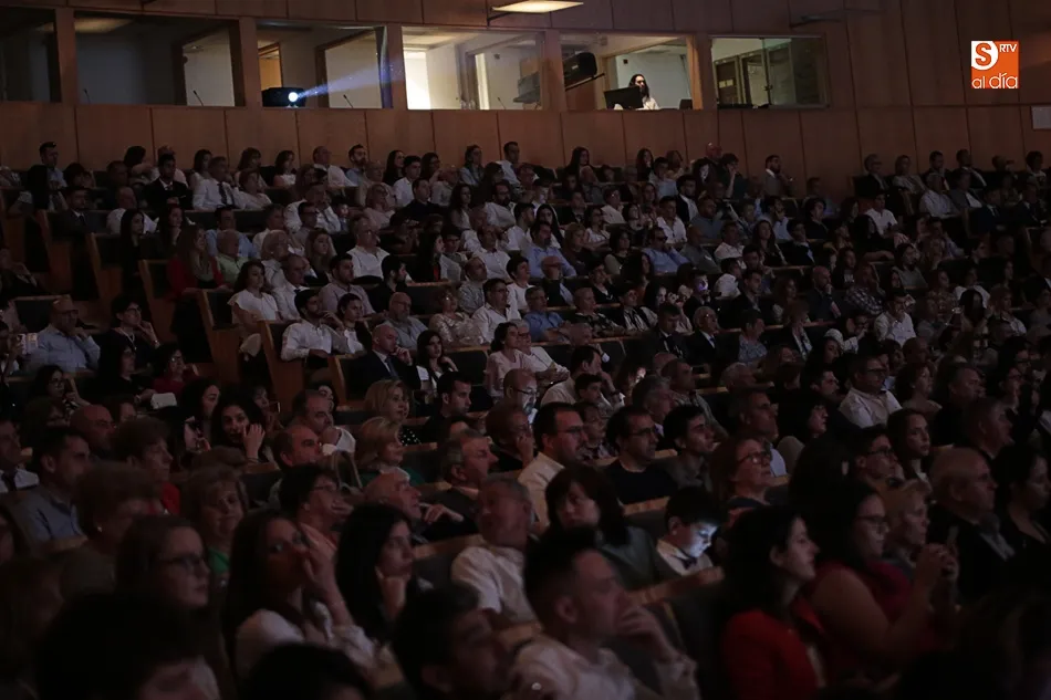 Foto 5 - Imposici&oacute;n de becas a los alumnos de Educaci&oacute;n