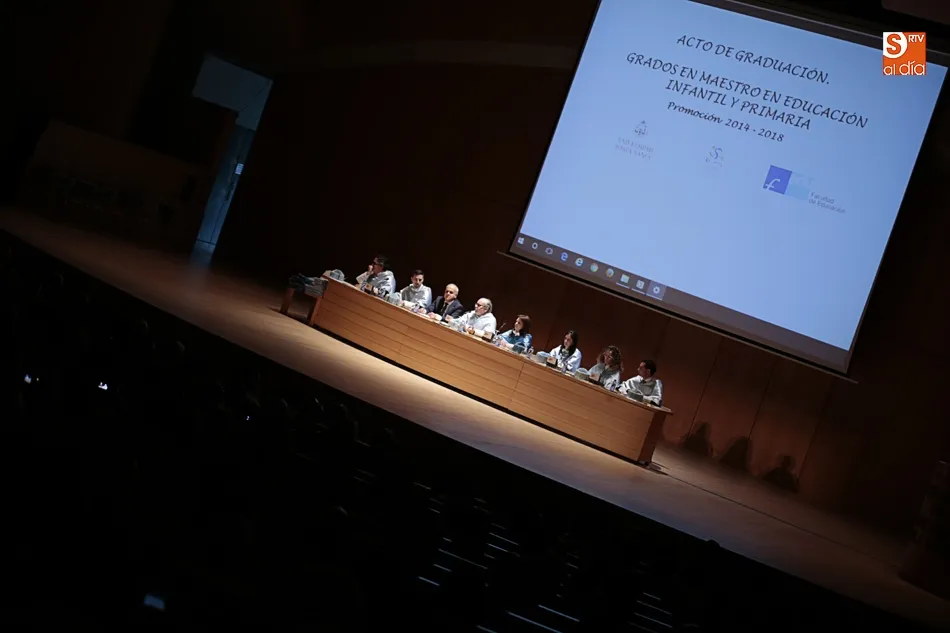 Foto 4 - Imposici&oacute;n de becas a los alumnos de Educaci&oacute;n