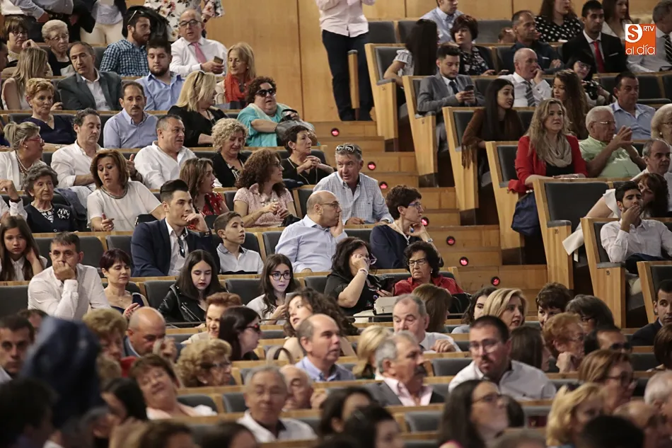 Foto 2 - Imposici&oacute;n de becas a los alumnos de Educaci&oacute;n