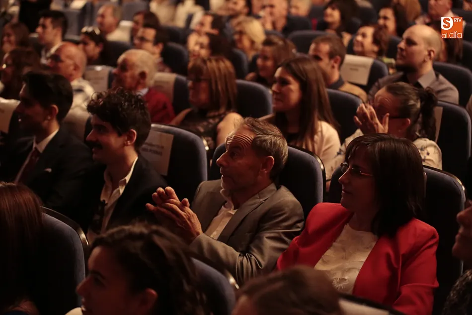 Foto 4 - Los alumnos de Comunicaci&oacute;n Audiovisual celebran su graduaci&oacute;n