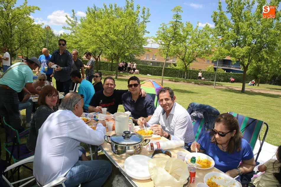 Foto 11 - La paella popular y solidaria de Cabrerizos re&uacute;ne a vecinos y amigos