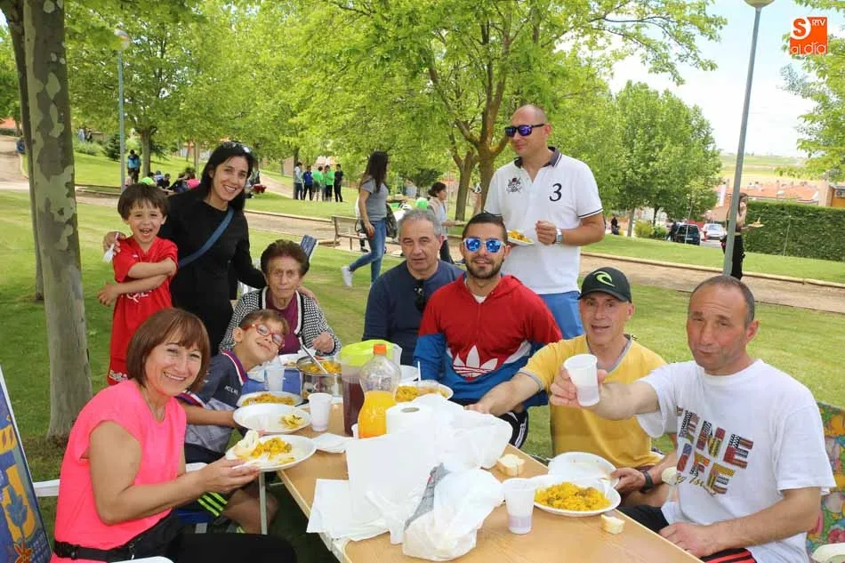 Foto 9 - La paella popular y solidaria de Cabrerizos re&uacute;ne a vecinos y amigos