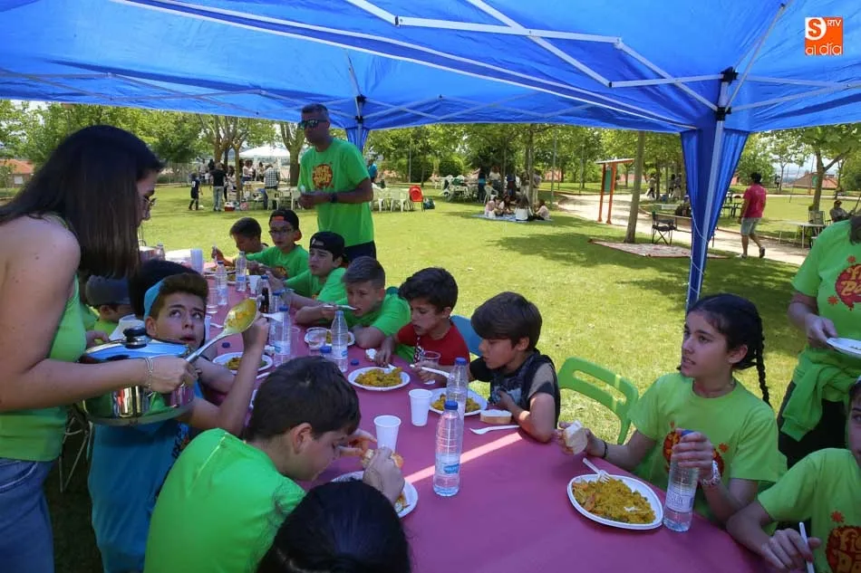 Foto 8 - La paella popular y solidaria de Cabrerizos re&uacute;ne a vecinos y amigos