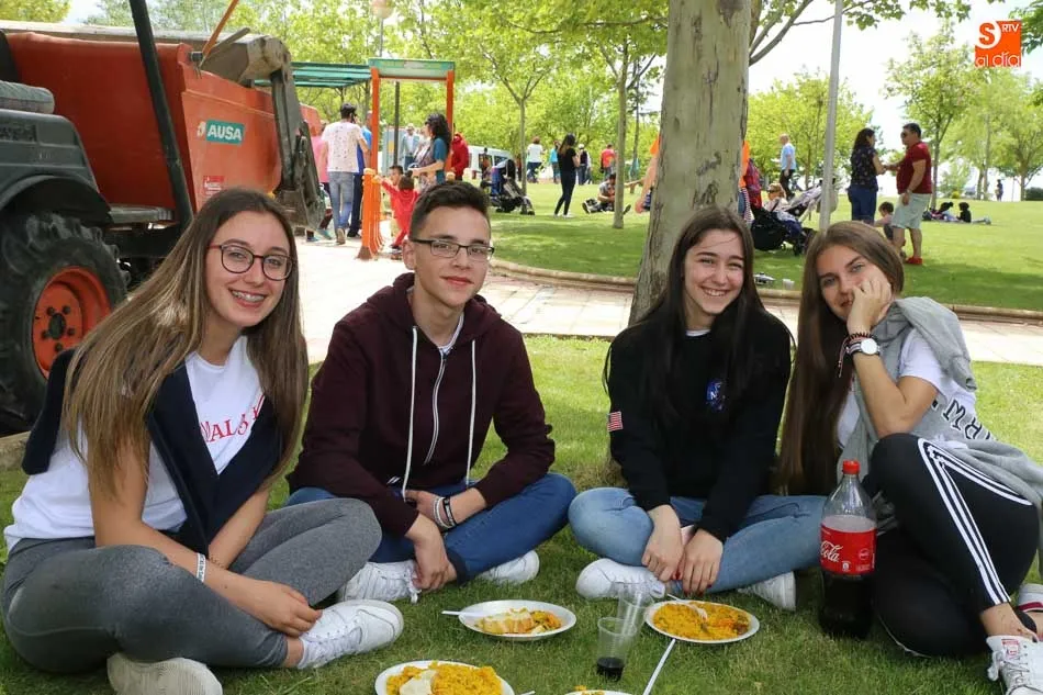 Foto 7 - La paella popular y solidaria de Cabrerizos re&uacute;ne a vecinos y amigos