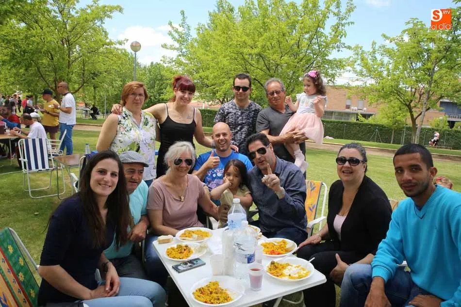 Foto 5 - La paella popular y solidaria de Cabrerizos re&uacute;ne a vecinos y amigos