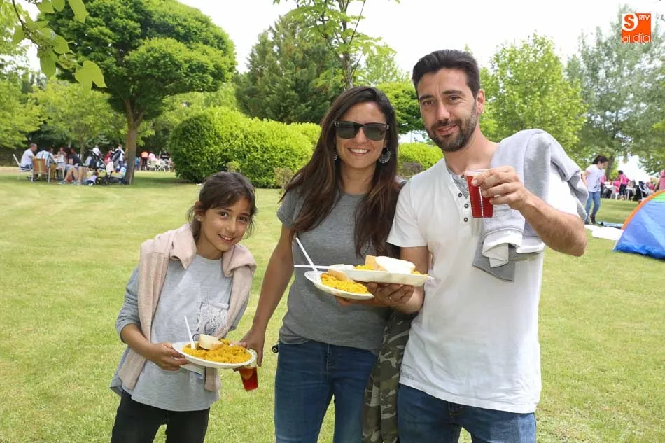 Foto 4 - La paella popular y solidaria de Cabrerizos re&uacute;ne a vecinos y amigos