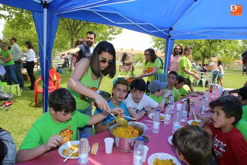 Foto 3 - La paella popular y solidaria de Cabrerizos re&uacute;ne a vecinos y amigos