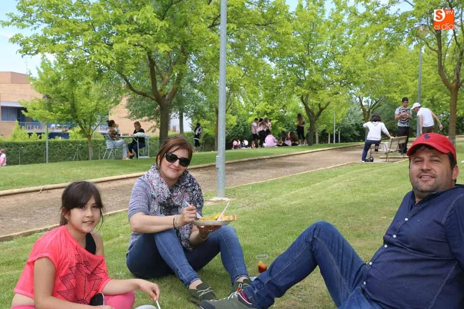 Foto 2 - La paella popular y solidaria de Cabrerizos re&uacute;ne a vecinos y amigos