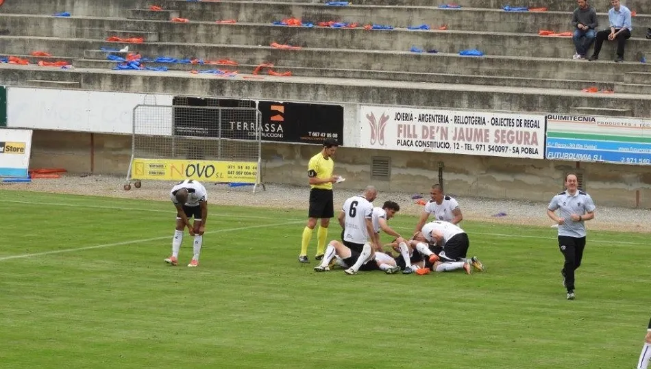 Los jugadores del Salmantino UDS celebran un gol en Sa Pobla el pasado domingo. Foto: Pepe Vargas/www.futbolbalear.es
