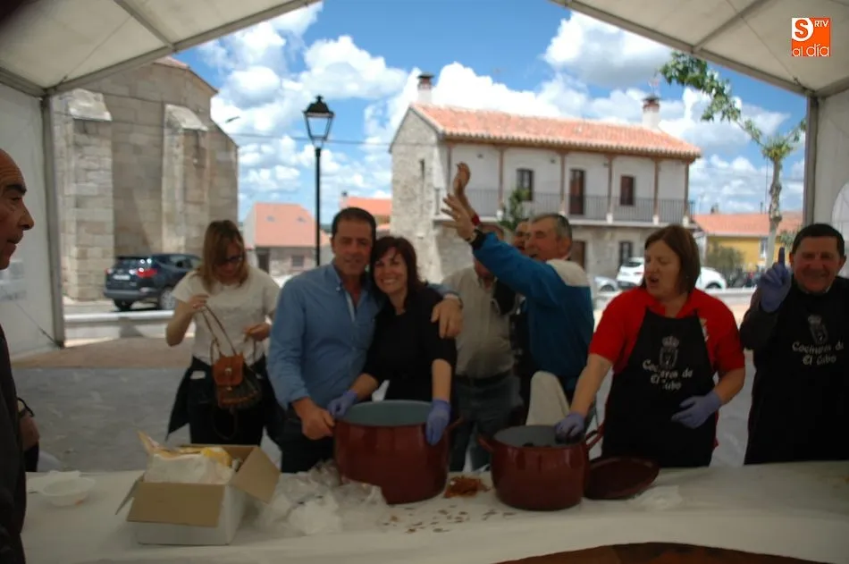 Foto 7 - Entretenido encierro con vacas de Rollanejo para celebrar las fiestas del Sant&iacute;simo  