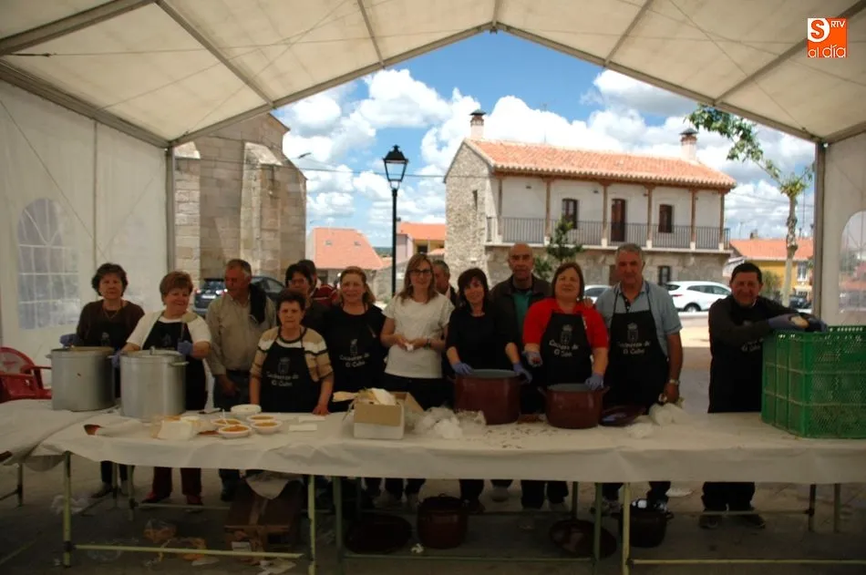 Foto 6 - Entretenido encierro con vacas de Rollanejo para celebrar las fiestas del Sant&iacute;simo  