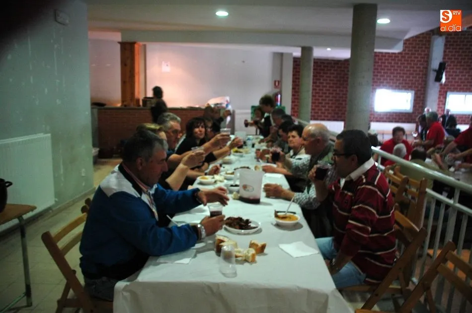 Foto 3 - Entretenido encierro con vacas de Rollanejo para celebrar las fiestas del Sant&iacute;simo  