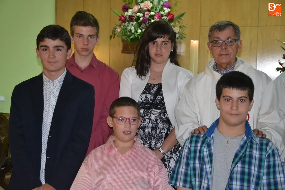 Foto 3 - Siete j&oacute;venes reciben el Sacramento de la Confirmaci&oacute;n en la Parroquia de F&aacute;tima  