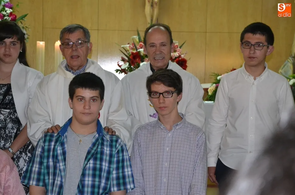 Foto 2 - Siete j&oacute;venes reciben el Sacramento de la Confirmaci&oacute;n en la Parroquia de F&aacute;tima  