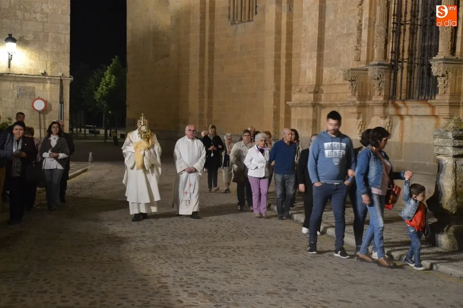 Foto 6 - El Sant&iacute;simo vuelve a salir de la Catedral cerca de la medianoche tres a&ntilde;os despu&eacute;s  