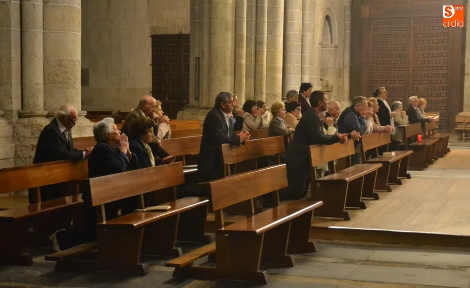 Foto 2 - El Sant&iacute;simo vuelve a salir de la Catedral cerca de la medianoche tres a&ntilde;os despu&eacute;s  