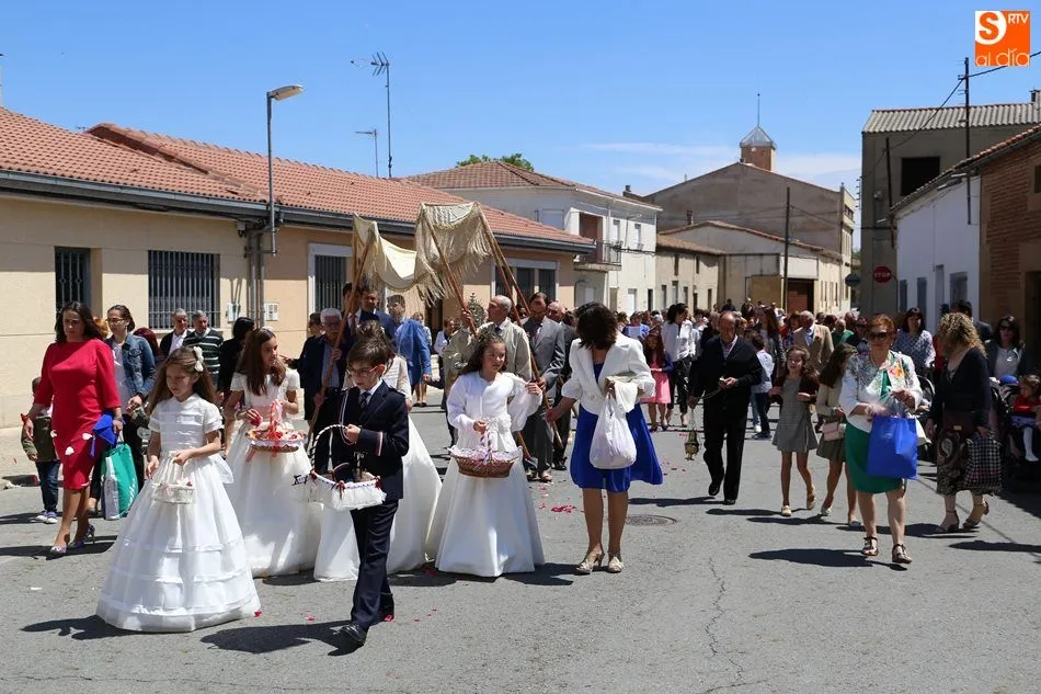 La procesión ha ido recorriendo los altares