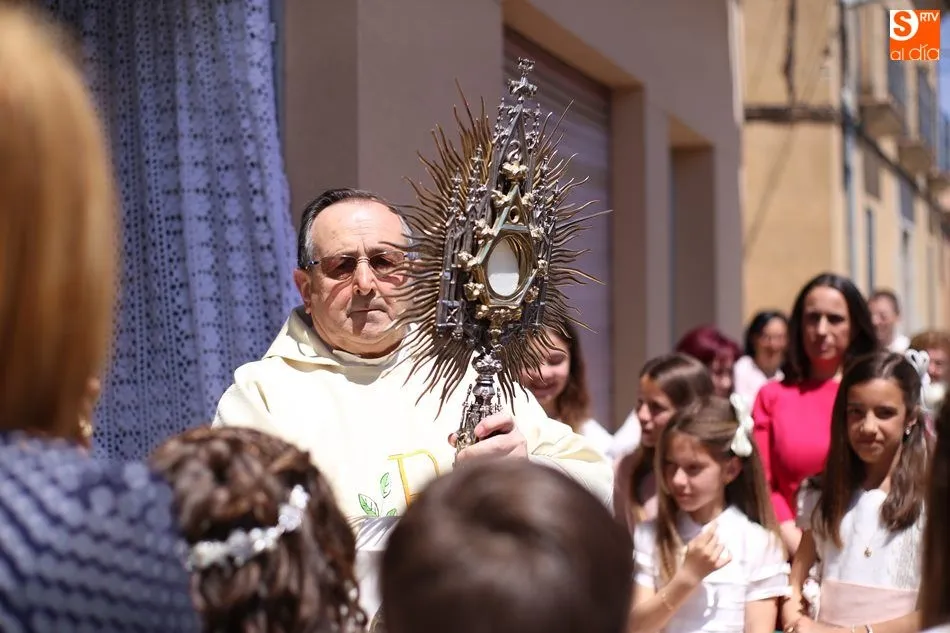 Foto 11 - Los vecinos de Babilafuente celebran la procesi&oacute;n del Corpus  