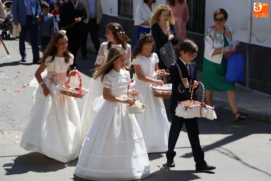 Foto 10 - Los vecinos de Babilafuente celebran la procesi&oacute;n del Corpus  