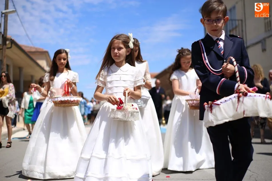 Foto 8 - Los vecinos de Babilafuente celebran la procesi&oacute;n del Corpus  