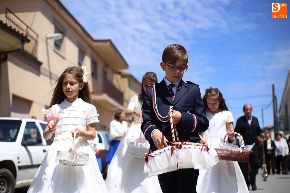 Foto 7 - Los vecinos de Babilafuente celebran la procesi&oacute;n del Corpus  