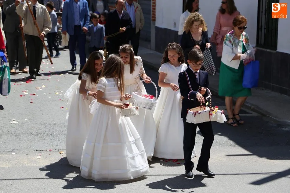 Foto 6 - Los vecinos de Babilafuente celebran la procesi&oacute;n del Corpus  