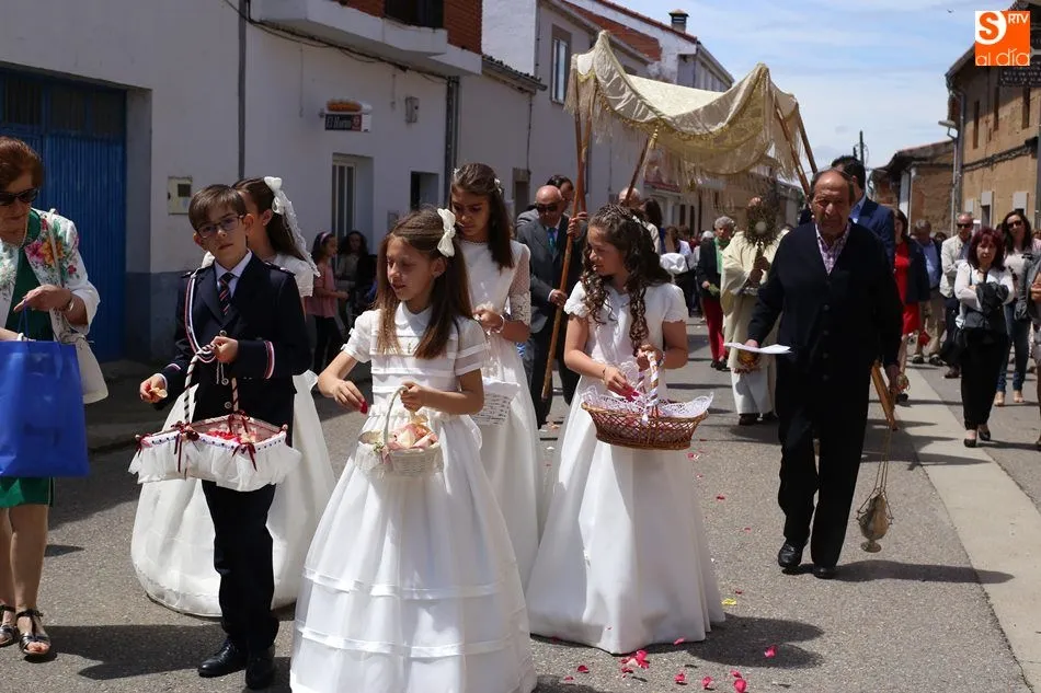 Foto 4 - Los vecinos de Babilafuente celebran la procesi&oacute;n del Corpus  