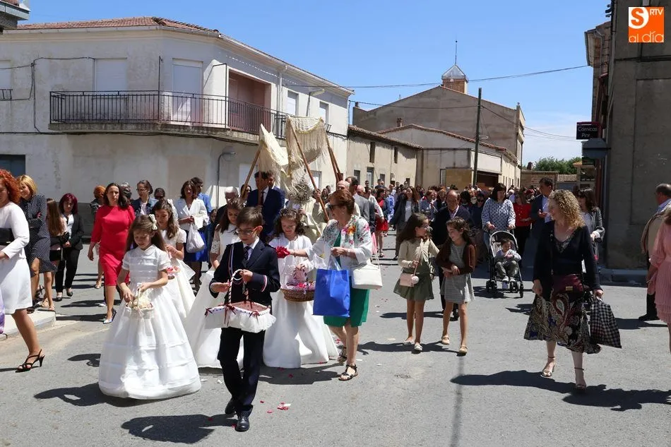Foto 3 - Los vecinos de Babilafuente celebran la procesi&oacute;n del Corpus  