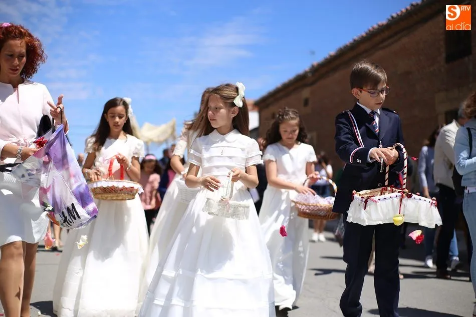 Foto 2 - Los vecinos de Babilafuente celebran la procesi&oacute;n del Corpus  