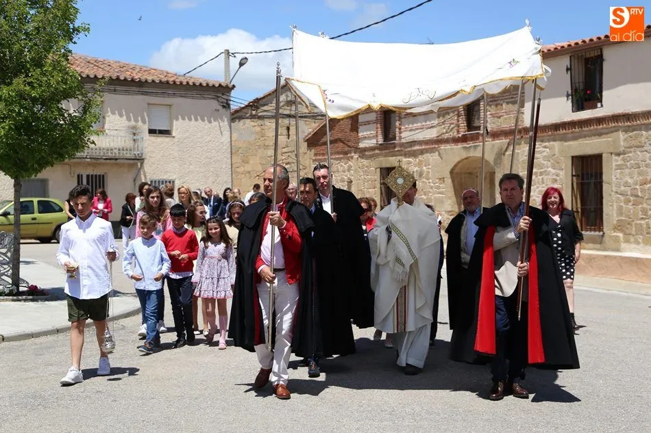 El palio fue portado por seis vecinos ataviados con capas charras