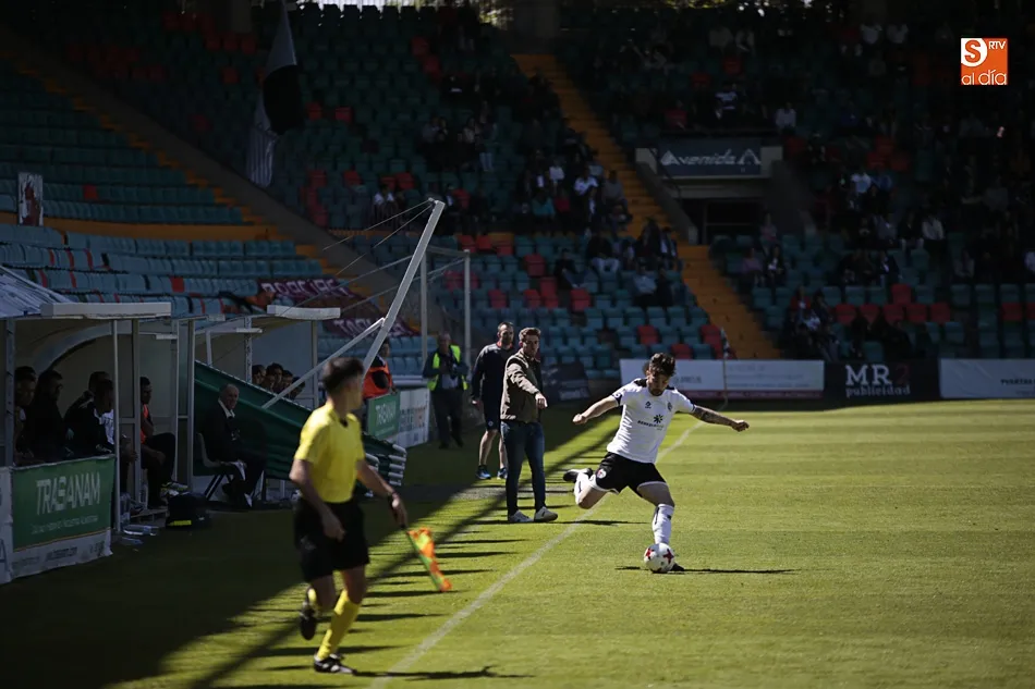 Foto 10 - El Salmantino UDS llega tarde a un Helm&aacute;ntico de gala y se la volver&aacute; a jugar fuera de casa ante...