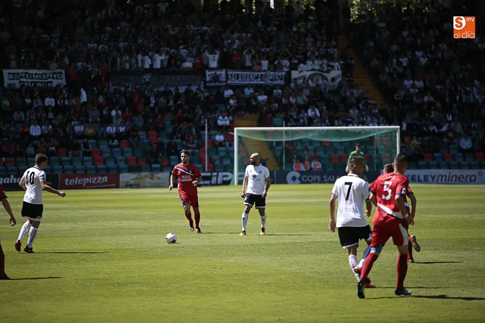 Foto 9 - El Salmantino UDS llega tarde a un Helm&aacute;ntico de gala y se la volver&aacute; a jugar fuera de casa ante...