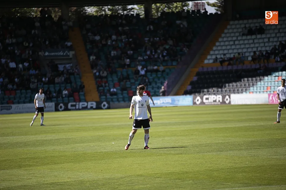Foto 4 - El Salmantino UDS llega tarde a un Helm&aacute;ntico de gala y se la volver&aacute; a jugar fuera de casa ante...