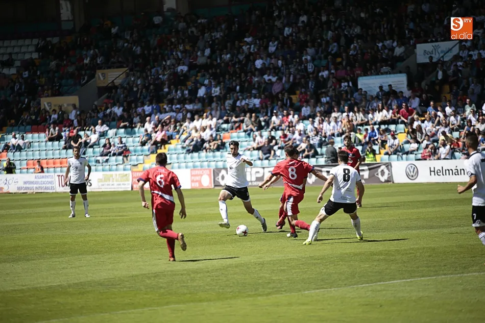 Foto 3 - El Salmantino UDS llega tarde a un Helm&aacute;ntico de gala y se la volver&aacute; a jugar fuera de casa ante...