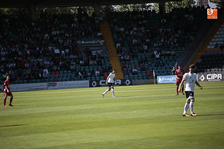 El Salmantino UDS llega tarde a un Helmántico de gala y se la volverá a jugar fuera de casa ante...