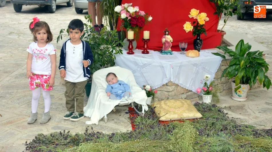 Foto 8 - Tres altares para recibir la Custodia en la procesi&oacute;n del domingo de Corpus