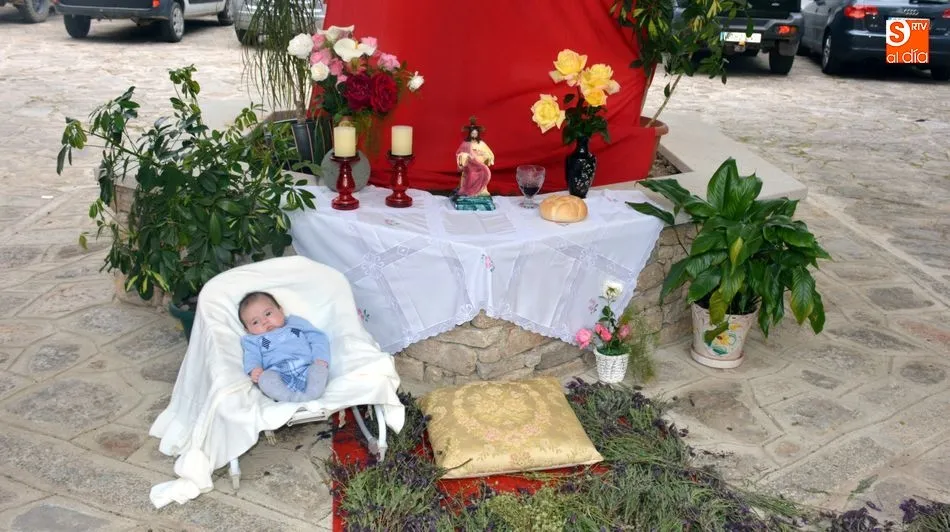 Foto 9 - Tres altares para recibir la Custodia en la procesi&oacute;n del domingo de Corpus