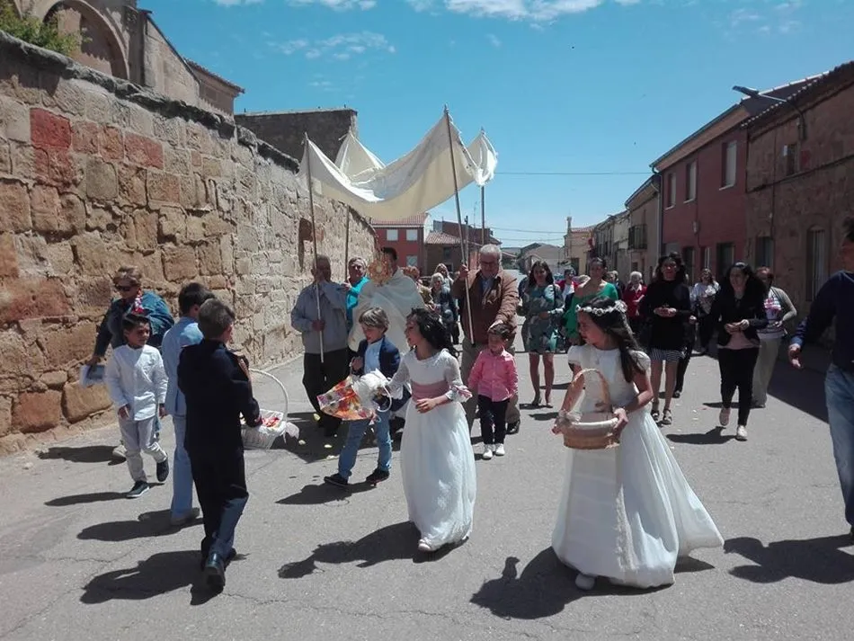 Los niños que han tomado la primera comunión encabezaron la procesión