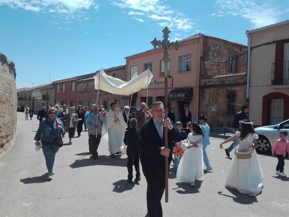 Foto 6 - La procesi&oacute;n del Corpus recorre Aldearrubia