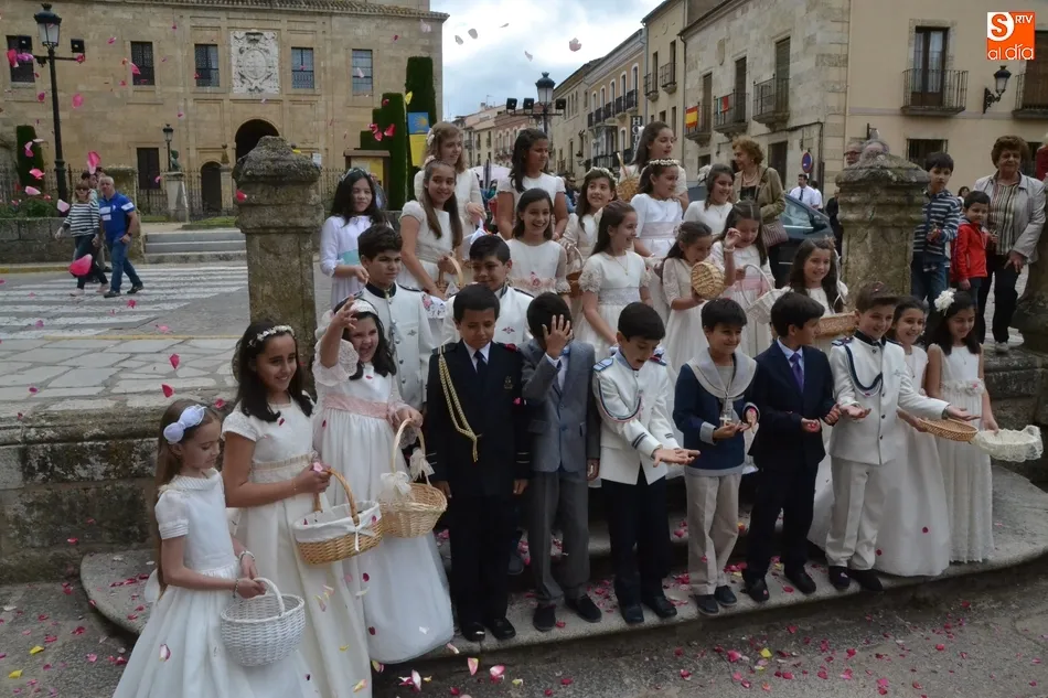 Foto 11 - Medio centenar de ni&ntilde;os de Primera Comuni&oacute;n acompa&ntilde;an al Sant&iacute;simo  