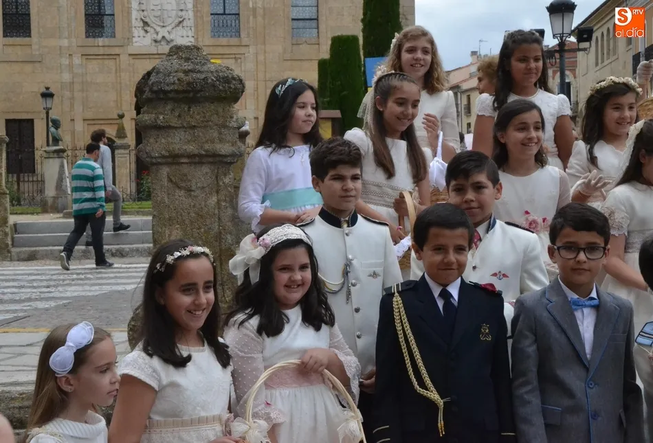Foto 10 - Medio centenar de ni&ntilde;os de Primera Comuni&oacute;n acompa&ntilde;an al Sant&iacute;simo  