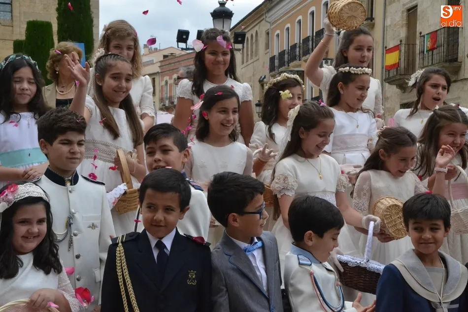 Foto 9 - Medio centenar de ni&ntilde;os de Primera Comuni&oacute;n acompa&ntilde;an al Sant&iacute;simo  